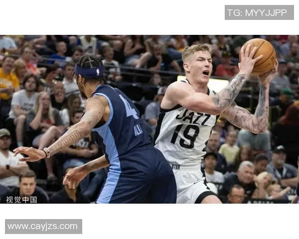 2017年爵士与灰熊激战回顾：季后赛的精彩对决与关键时刻分析