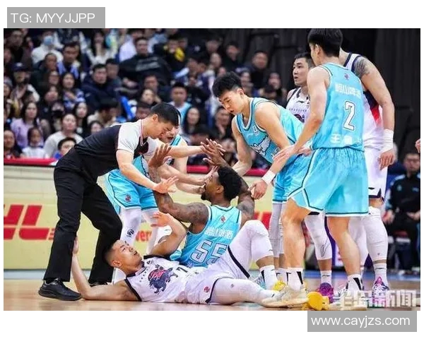 山东男篮与青岛男篮激战正酣谁能在这场对决中笑到最后 山东男篮与青岛男篮激战正酣谁能在这场对决中笑到最后