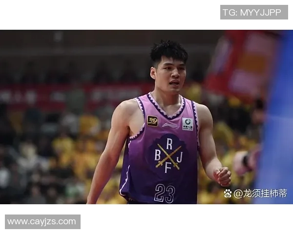 王少杰带领球队迎战同曦全力争胜展现实力与团队精神 王少杰带领球队迎战同曦全力争胜展现实力与团队精神