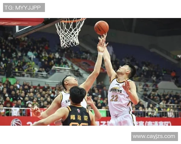 CBA青岛对阵新疆激战正酣球迷热情高涨期待精彩表现